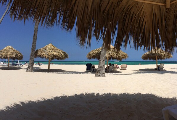Plage à proximité, chaise longue, serviettes de plage