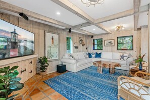 Smart TV, Netflix, streaming services, stereo - THE RIVER HOUSE, 21 Foot Boston Whaler Included (Jupiter)