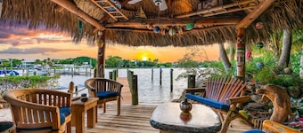 THE RIVER HOUSE, 21 Foot Boston Whaler Included