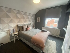 3 slaapkamers, een strijkplank/strijkijzer, gratis wifi, beddengoed