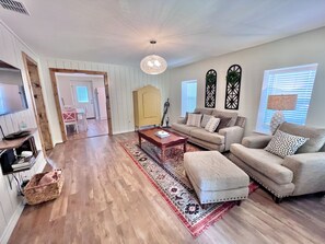 Smart TV, books - 2-Bedroom with KING Bed Near Downtown Weatherford (Weatherford)