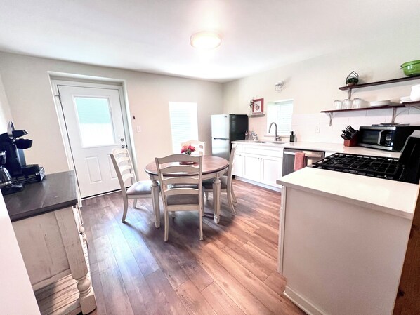 Fridge, microwave, oven, stovetop - 2-Bedroom with KING Bed Near Downtown Weatherford (Weatherford)