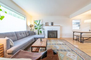 Smart TV - Modern 4-bdrm Cape Cod House, Popular NE Portland (Portland)