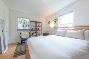 4 bedrooms, memory foam beds, desk, iron/ironing board - Modern 4-bdrm Cape Cod House, Popular NE Portland (Portland)