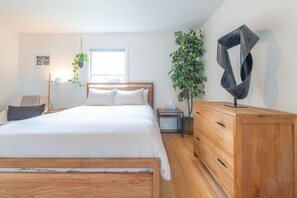 4 bedrooms, memory-foam beds, desk, iron/ironing board - Modern 4-bdrm Cape Cod House, Popular NE Portland (Portland)