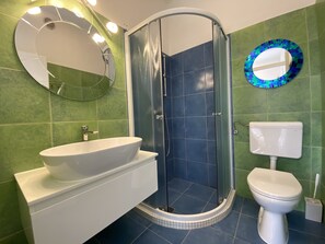Dusche, Haartrockner, Handtücher