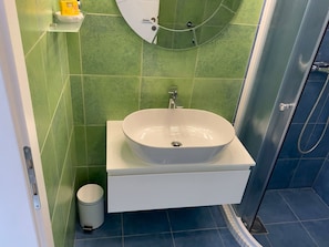 Douche, sĂšche-cheveux, serviettes fournies