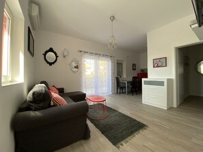 Fernseher, Tischfußball, Stereoanlage