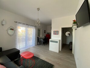 Fernseher, Tischfußball, Stereoanlage