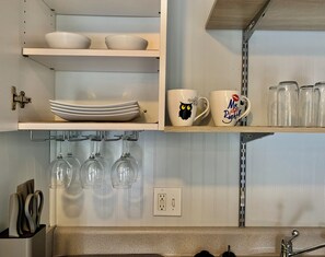 Micro-ondas, fogão, cafeteira/chaleira, torradeira