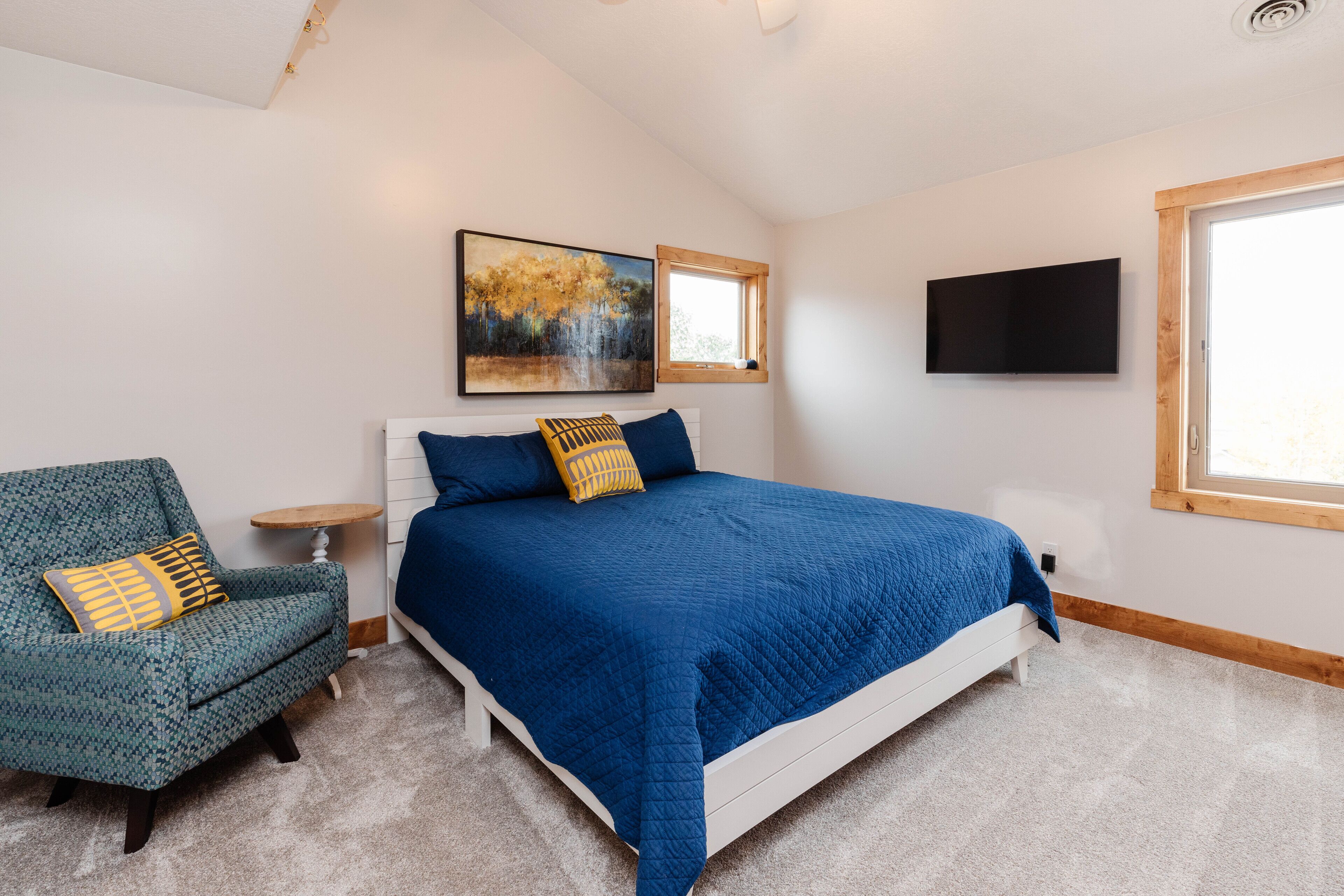 4 chambres, bureau, fer et planche à repasser, lit de bébé portatif