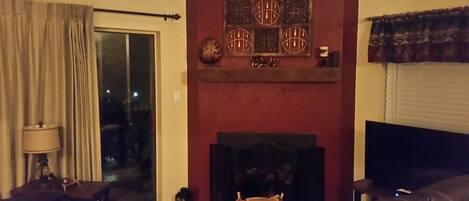 Télévision, cheminée