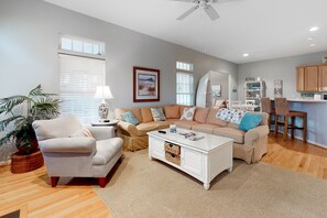 تلفزيون، مدفأة، مشغل دي في دي