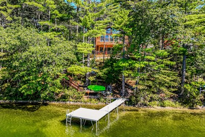 Lakefront home with lovely lake views - one mile from the casino