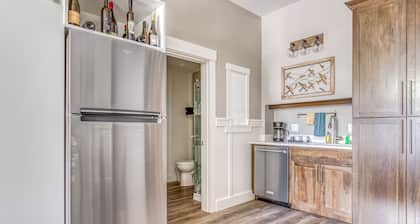 Beautifully-updated, ground floor studio with a kitchenette, & free WiFi