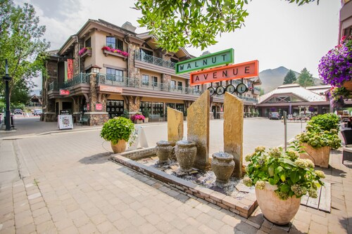 Ski-in/ski-out condo with pool, mountain view, balcony, & easy trail access