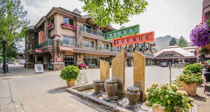 Ski-in/ski-out condo with pool, mountain view, balcony, & easy trail access