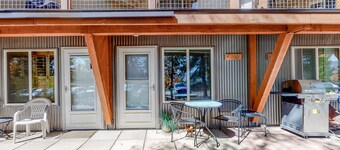 Comfortable ground-level studio w/ mountain views -walk to the bus stop