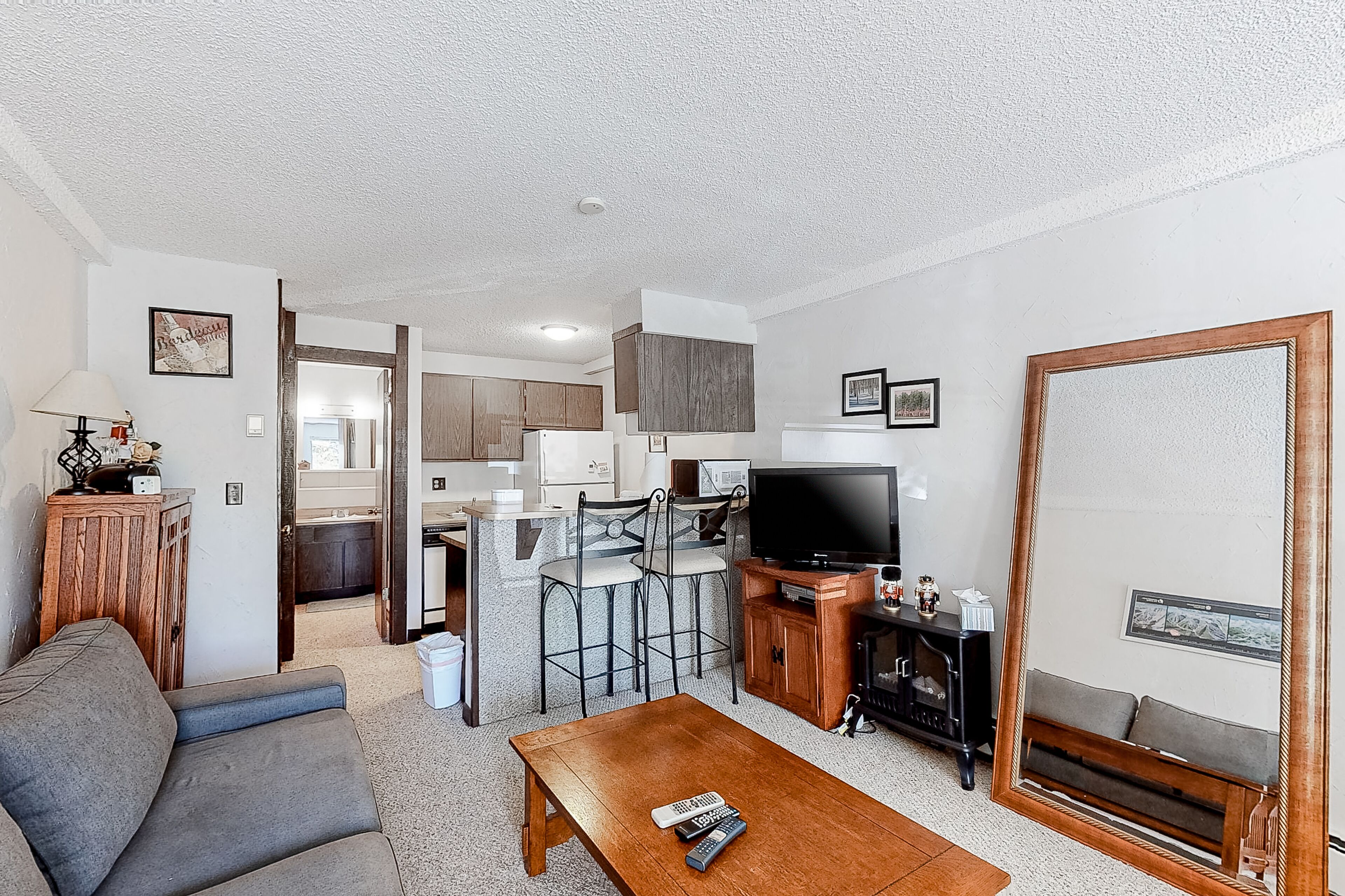 Comfortable ground-level studio w/ mountain views -walk to the bus stop