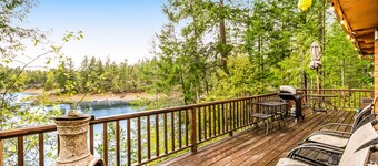 Dog-friendly lakefront cabin with woodstove, amazing view, firepit & dock