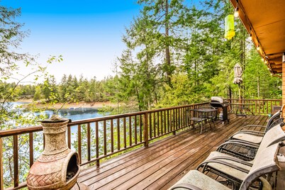 Dog-friendly lakefront cabin with woodstove, amazing view, firepit & dock