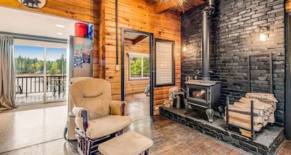 Dog-friendly lakefront cabin with woodstove, amazing view, firepit & dock