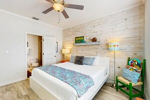 4 عدّة غرف نوم وخدمة الإنترنت وملاءات أسرّة