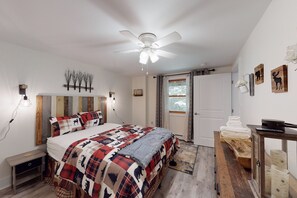 2 bedrooms, WiFi, bed sheets - Single-Level Duplex with Fast WiFi & a Full Kitchen - Close to Magic Mountain (Windham)