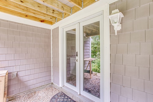 Single-Level Duplex with Fast WiFi & a Full Kitchen - Close to Magic Mountain