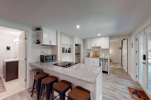 Single-Level Duplex with Fast WiFi & a Full Kitchen - Close to Magic Mountain