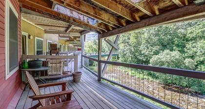 Dog-friendly & riverfront condo one mile from Okemo with wood fireplace