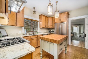 Fridge, microwave, oven, stovetop - Renovated historic bungalow with private hot tub, sunroom, firepit & central AC (Harbor Springs)