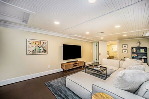 TV - Renovated historic bungalow with private hot tub, sunroom, firepit & central AC (Harbor Springs)