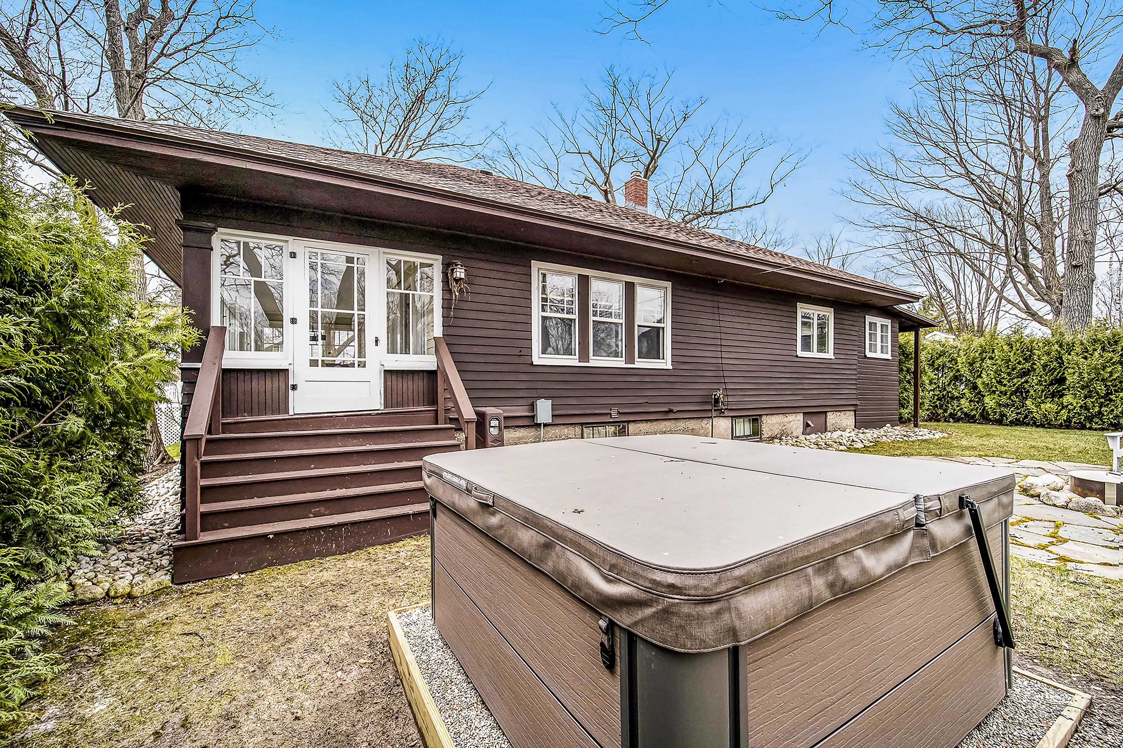 Renovated historic bungalow with private hot tub, sunroom, firepit & central AC