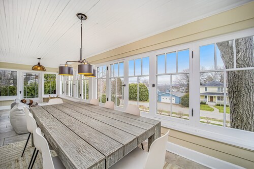 Renovated historic bungalow with private hot tub, sunroom, firepit & central AC