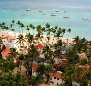 On the beach, sun loungers, beach towels - E101 Apartment in Punta Cana on the beach/ pool (Punta Cana)