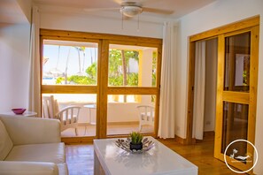 TV, books - E101 Apartment in Punta Cana on the beach/ pool (Punta Cana)