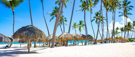 Ubicación a pie de playa, tumbonas y toallas de playa