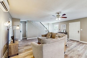TV, video games, DVD player - Cozy coastal home with high-speed WiFi and private gas grill - blocks from beach (Rockport)