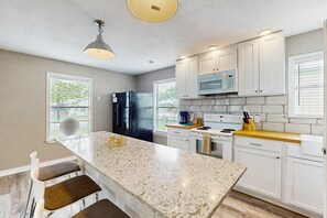 Coffee/tea maker, fridge, microwave, oven - Cozy coastal home with high-speed WiFi and private gas grill - blocks from beach (Rockport)