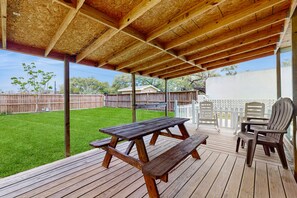 Outdoor dining - Cozy coastal home with high-speed WiFi and private gas grill - blocks from beach (Rockport)