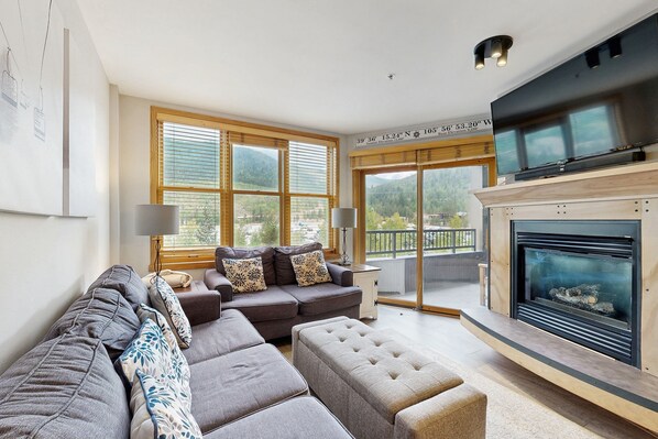 Televisión y chimenea 