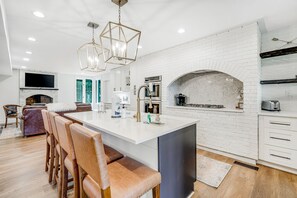 Fridge, microwave, oven, stovetop - Mountain-view home with high-speed WiFi, wood fireplace, W/D & central AC (Beech Mountain)