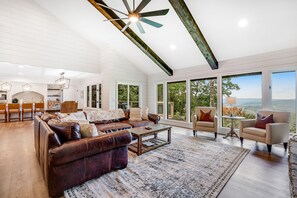 TV, caminetto, libri