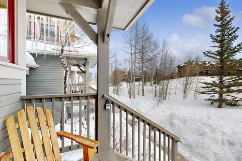 Stylish mountain retreat with stunning views, a large kitchen, WiFi, & deck