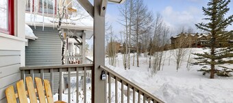 Stylish mountain retreat with stunning views, a large kitchen, WiFi, & deck