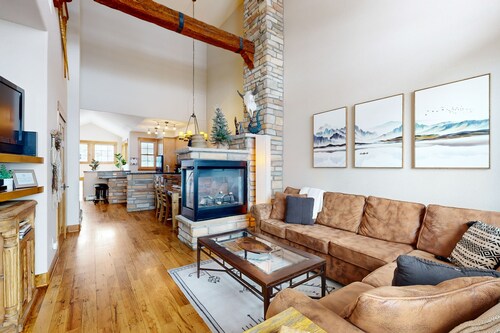 Stylish mountain retreat with stunning views, a large kitchen, WiFi, & deck