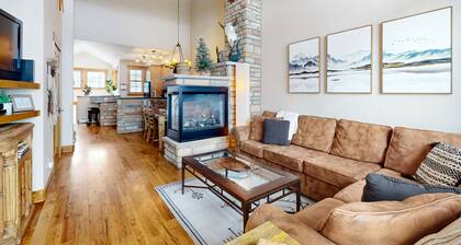 Stylish mountain retreat with stunning views, a large kitchen, WiFi, & deck