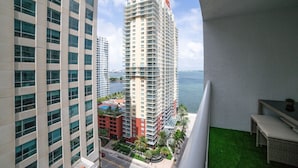Ein Hochhaus mit vielen Stockwerken, großen Fenstern und Blick auf das Meer.