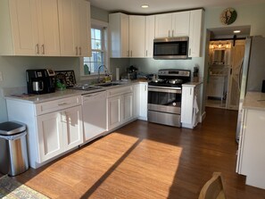 Kylskåp, mikrovågsugn, ugn och spishäll